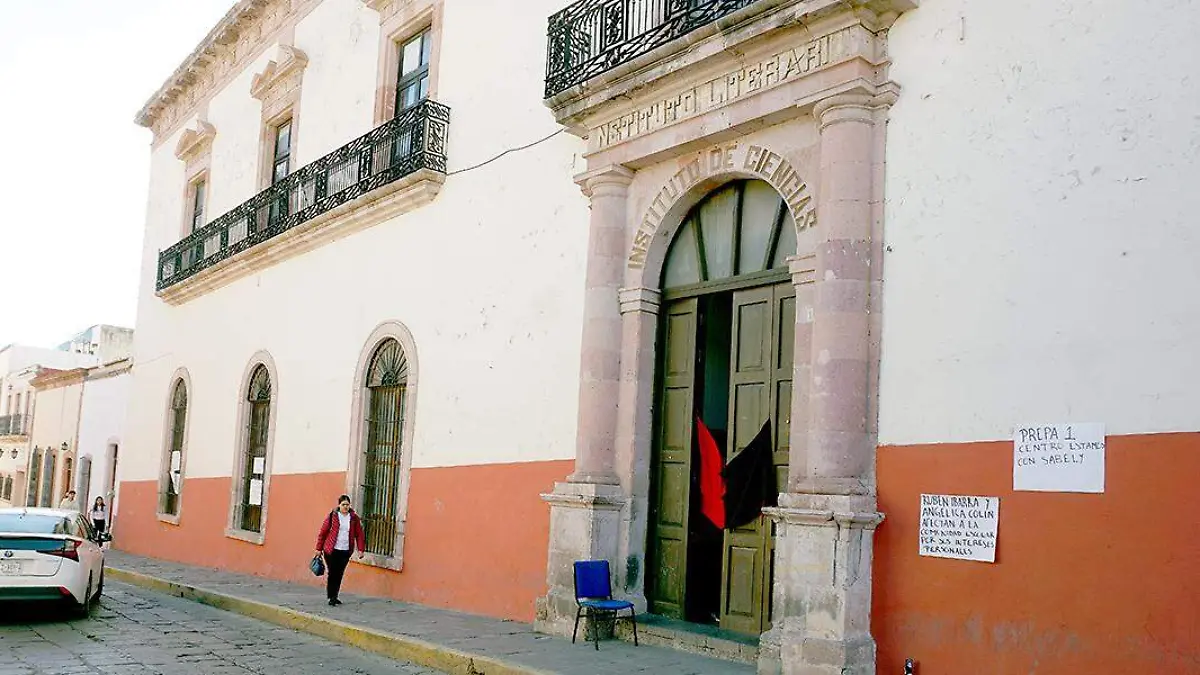 Escuela preparatoria uno con bandera rojinegra